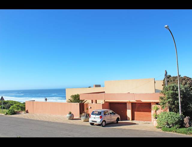 8 BEDROOM HOUSE FOR SALE IN DANA BAY